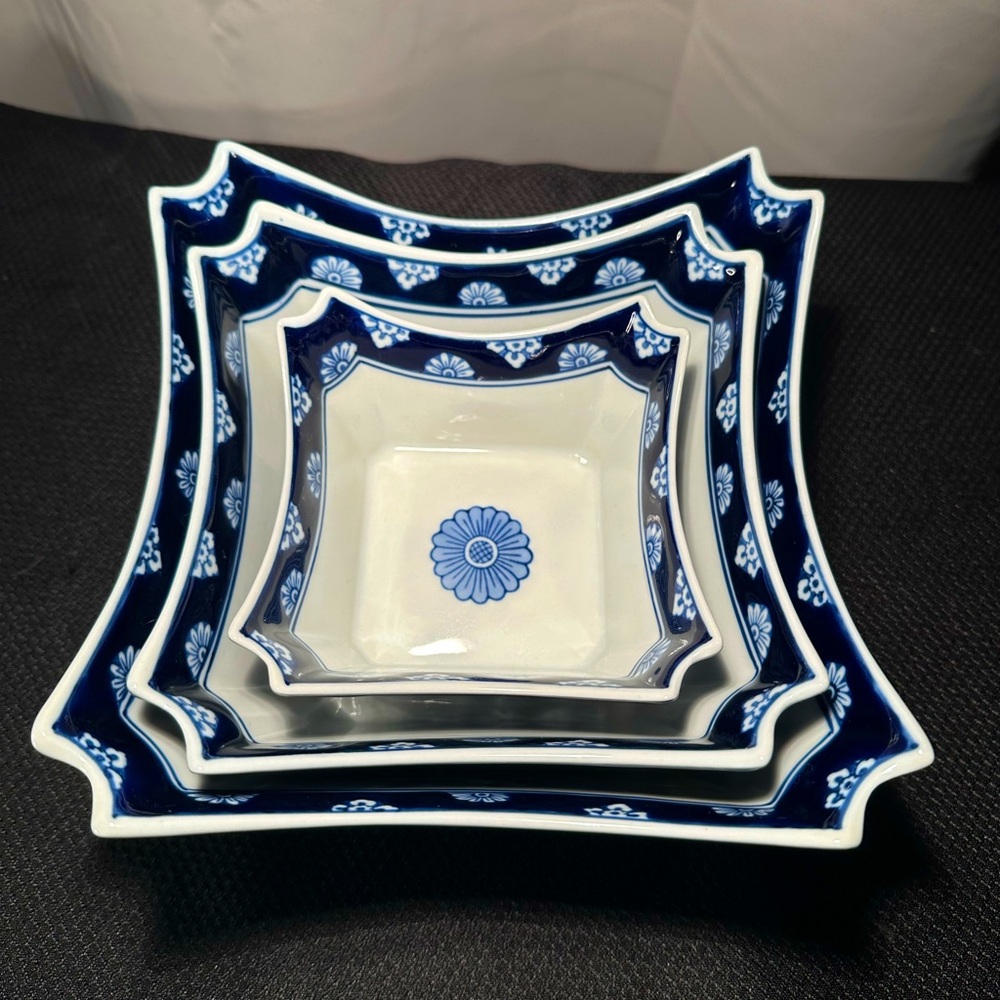 Bombay Co. Blue White Daisy 3pc Square Stacking Serving / Nesting Bowls